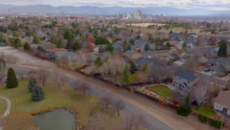 Suburbs-of-Reno,-Nevada-with-a-boom-down-to-the-park-below