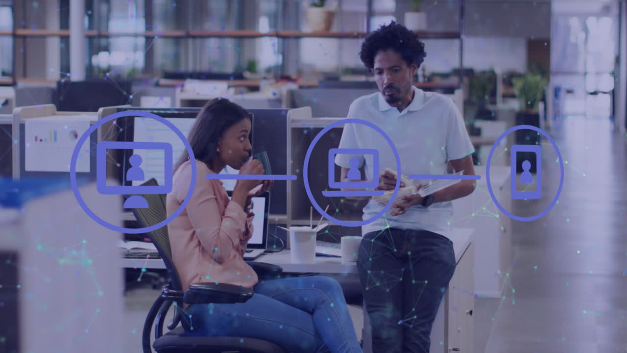 animación de iconos conectados sobre puntos conectados, diversos compañeros de trabajo hablando mientras comen comida