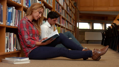estudiantes revisando en la biblioteca
