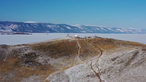 stupa en la isla de ogoy en el lago baikal