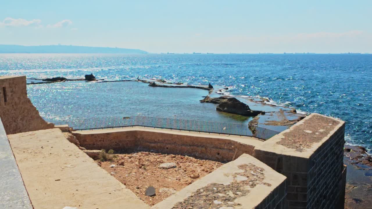 Mura storiche della fortezza della città antica di Akko sul Mar Mediterraneo