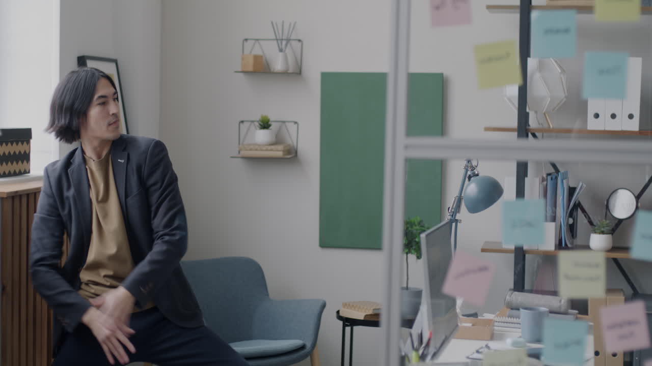 Uomo che balla in un ufficio moderno