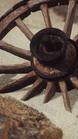 un primer plano de una vieja rueda de madera