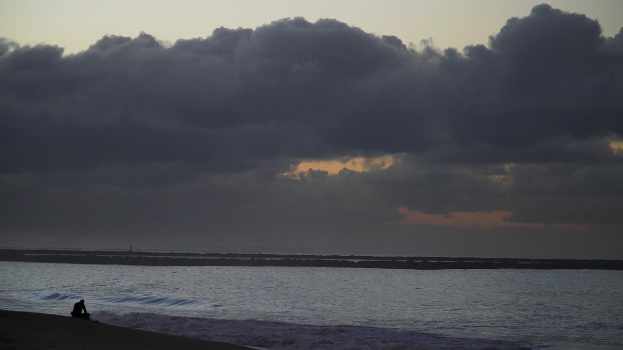 어두운 구름이 지평선 위에, 조용한 바다 풍경