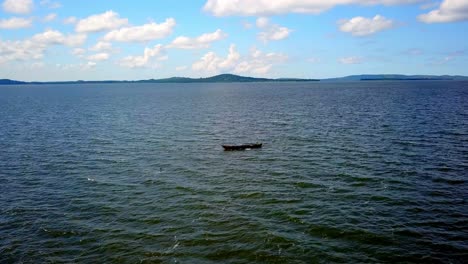 Luftaufnahme-Eines-Hölzernen-Fischerbootes-Inmitten-Der-Wasserlandschaft-Des-Lake-Victoria,-Kenia