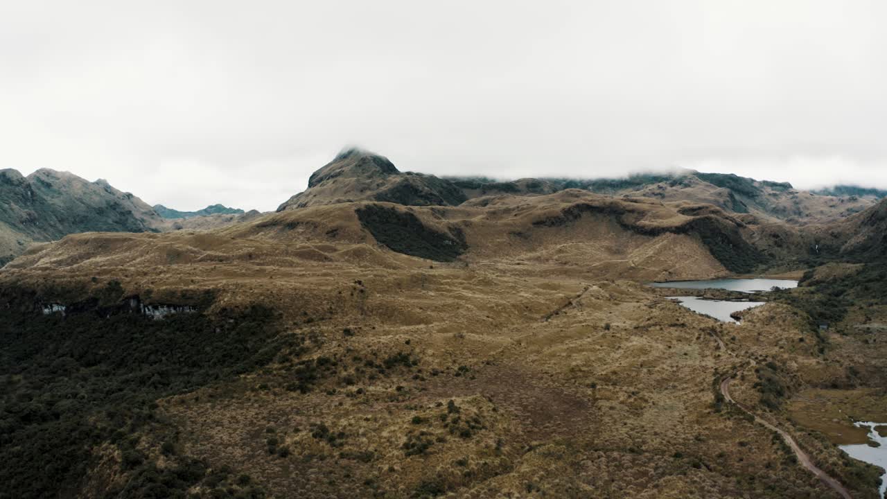 Vista panoramica di sentiero escursionistico, lago e catena montuosa nella Riserva Ecologica Cayambe Coca, Ecuador