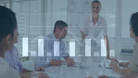 animación del procesamiento de datos financieros sobre diversas personas de negocios