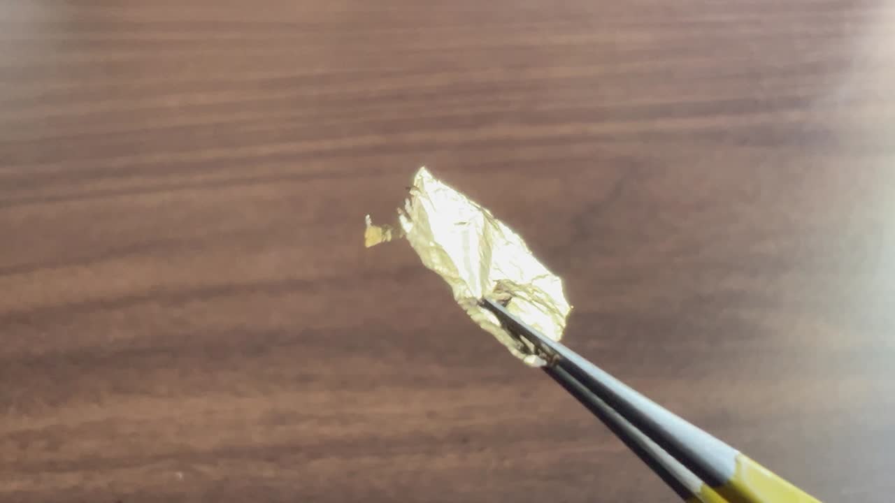 금 잎 포일 의 근접적 인 고정된  이 은 니저 에 여 있다