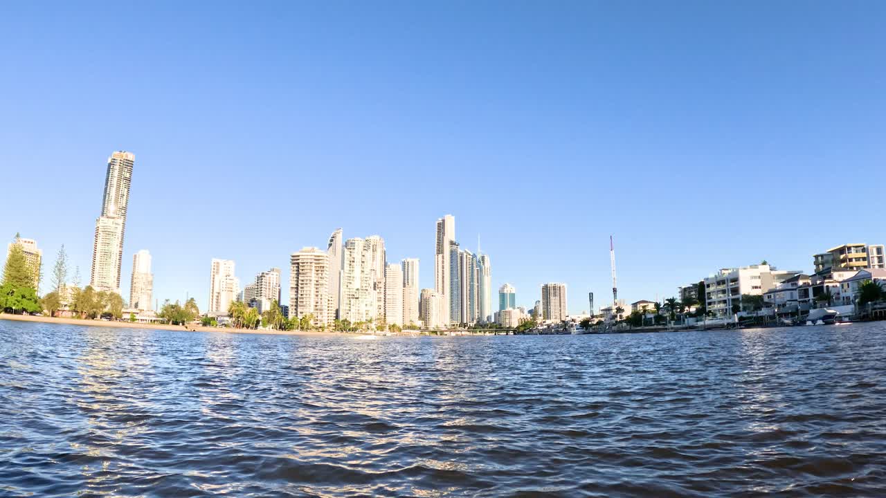 물에서 볼 수 있는 골드 코스트 도시 풍경