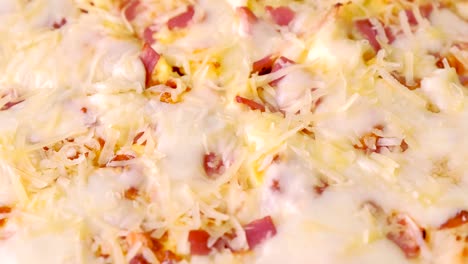 pizza con tocino y queso.