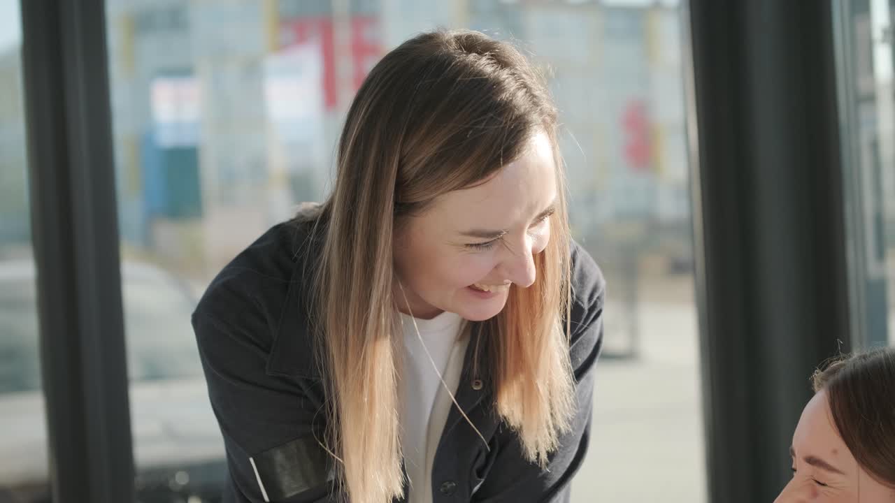 менеджер автосервиса проходит по офису.