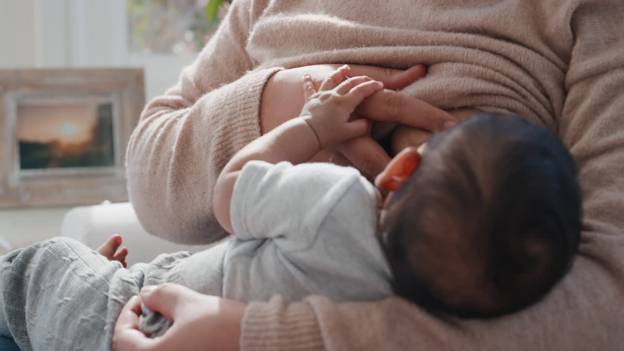madre amamantando a su bebé en casa amamantando a su bebé madre disfrutando de la maternidad cuidado de niños 4k