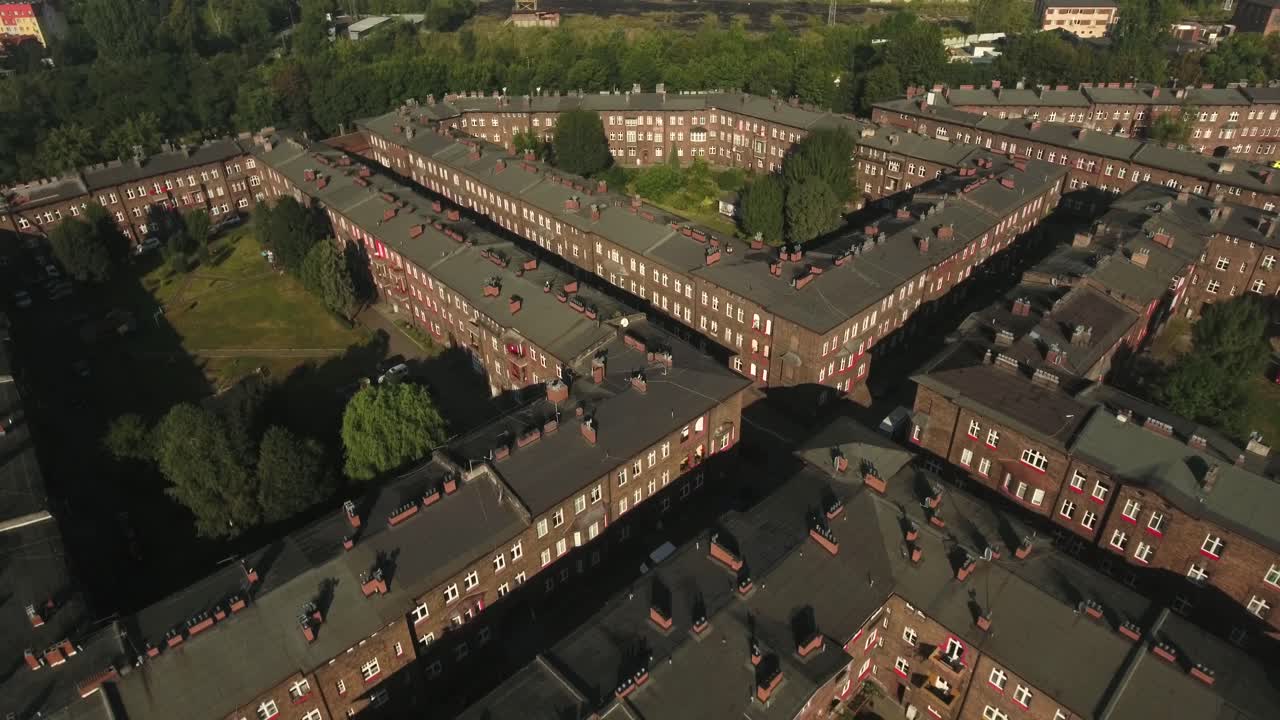 실레시아의 은 벽돌 광산 정착촌인 니키소비체 (nikiszowiec) 의 공중 촬영.