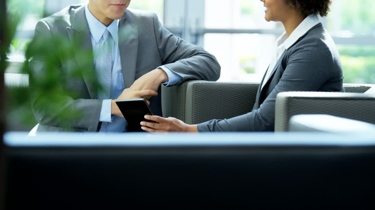 다민족 남성 여성 광고 팀 태블릿 기술