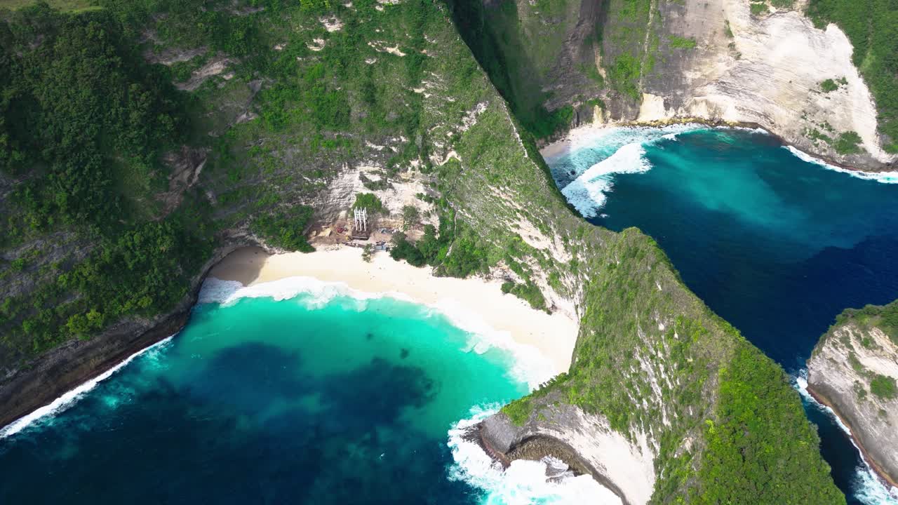 Indonesische Küstenklippe mit Strand und geologischer Formation, Luftaufnahme