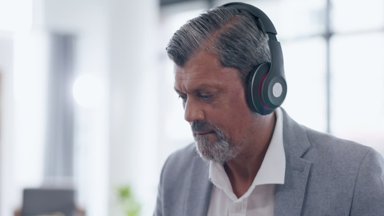 Musica, cuffie e uomo d'affari anziano