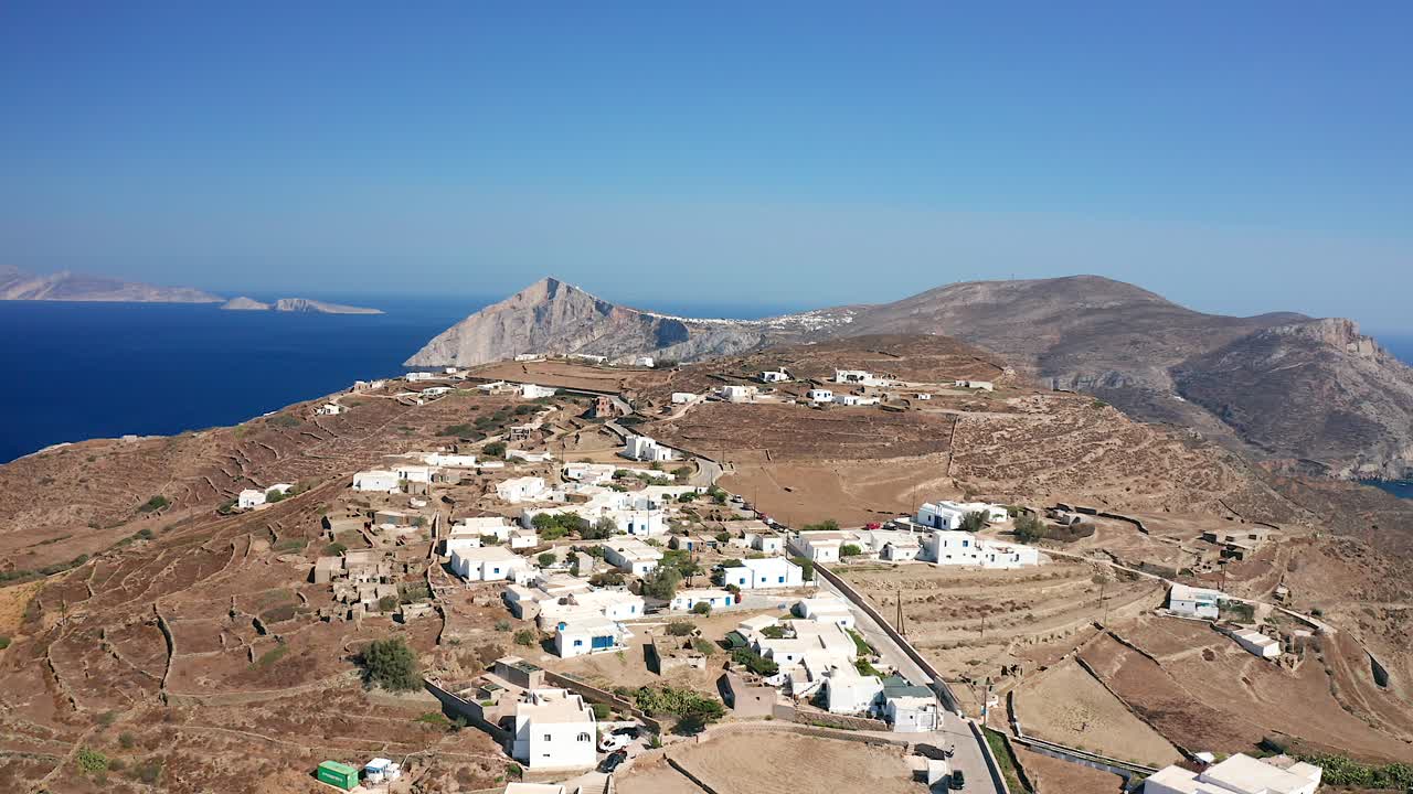 volando hacia adelante sobre el pueblo tradicional ano meria, isla folegandros, fondo del mar egeo