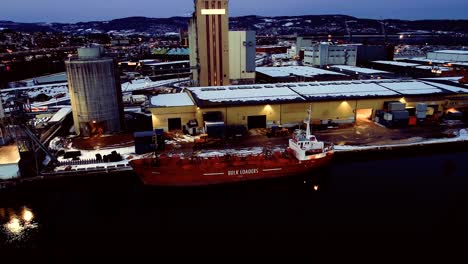 Frachtschiff-Legte-Im-Hafen-In-Drammen,-Norwegen-An