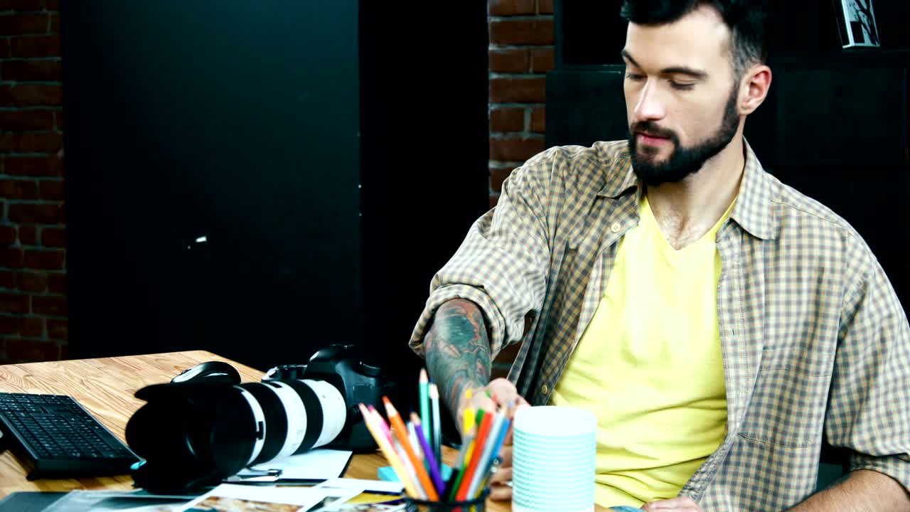 concepto de trabajar solo en la oficina