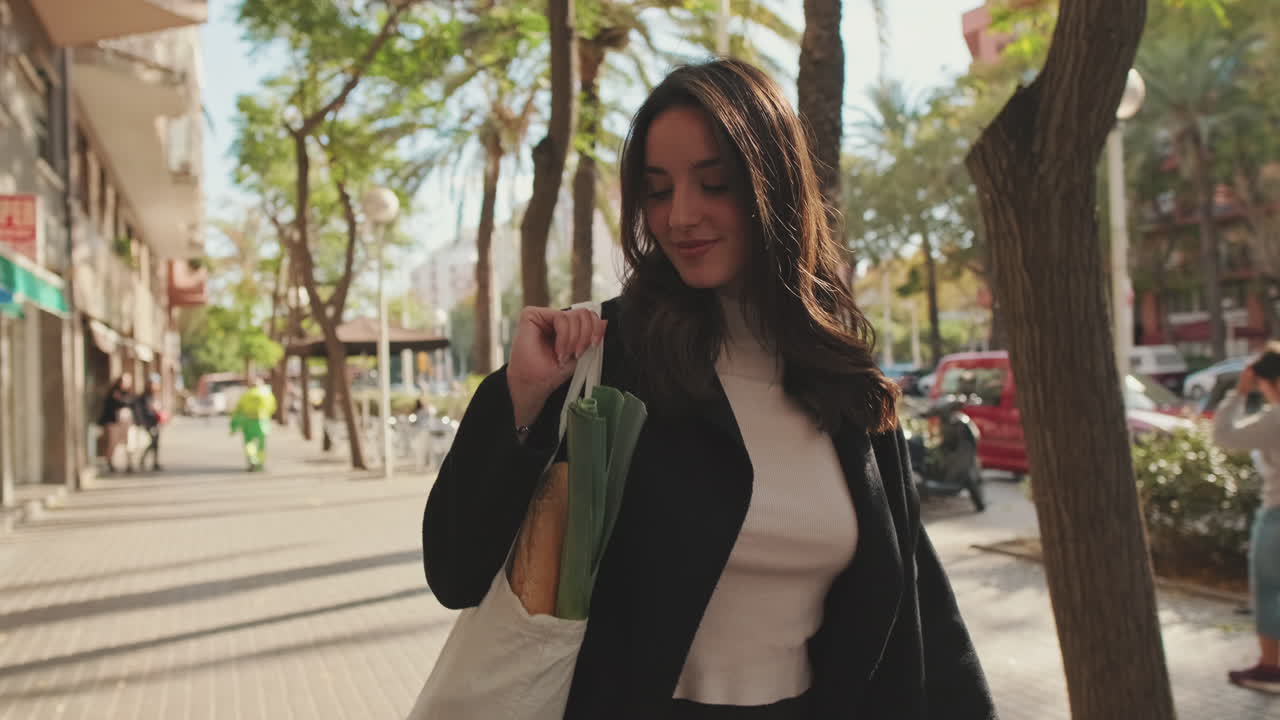 Mulher carregando compras na rua
