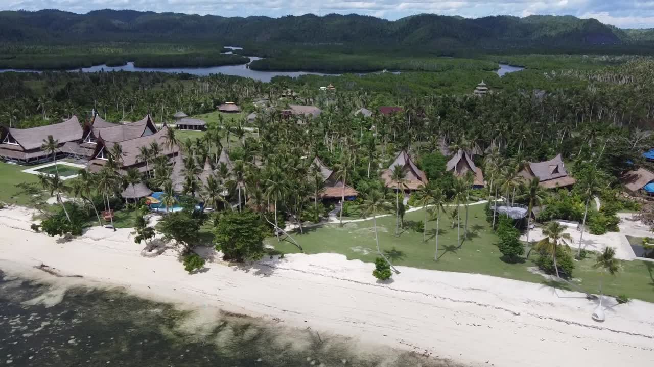 lujoso complejo de playa con villa de estilo tradicional en la isla tropical de siargao