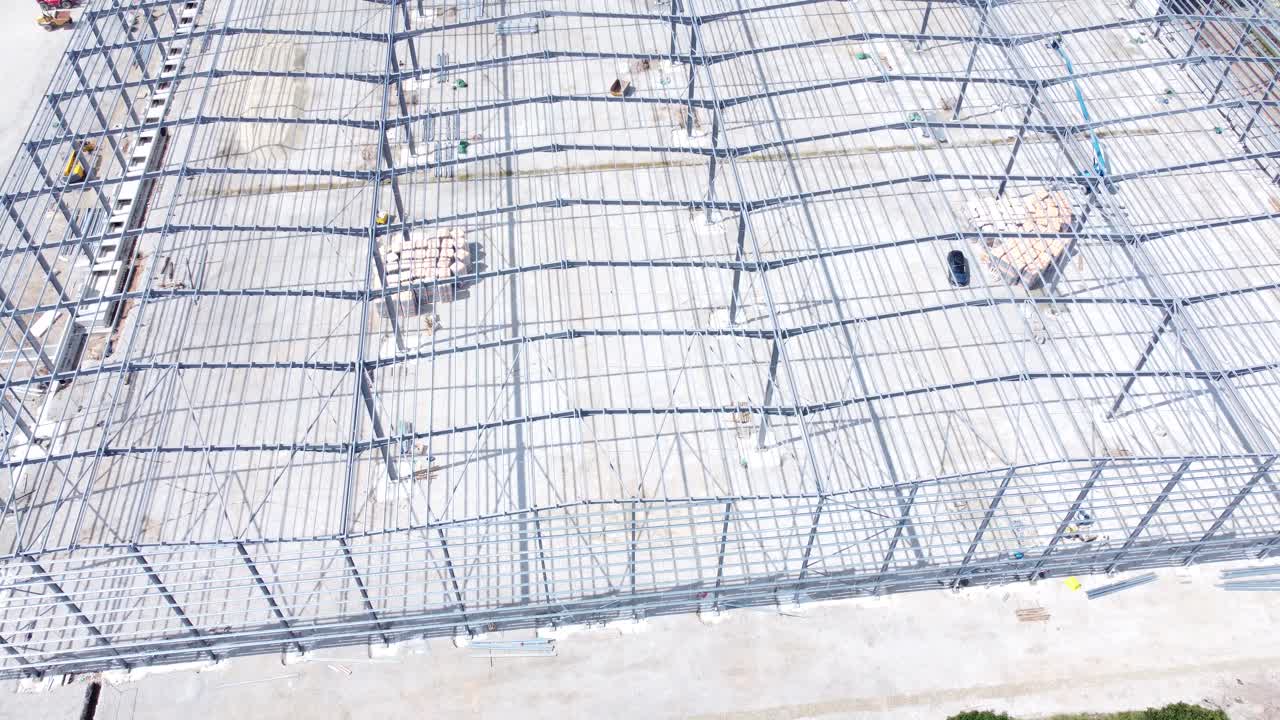 la industria de la construcción de vigas de hierro de metal marco de almacén sitio de construcción vista aérea de arriba hacia abajo inclinar hacia atrás
