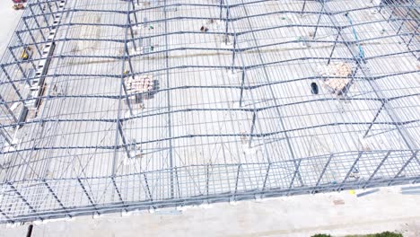 la industria de la construcción de vigas de hierro de metal marco de almacén sitio de construcción vista aérea de arriba hacia abajo inclinar hacia atrás