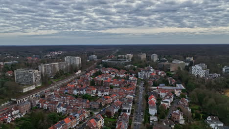 Brüssel-Von-Oben:-Wolken-Werfen-Schatten-über-Eine-Stadt,-Die-Reich-An-Kulturerbe-Ist