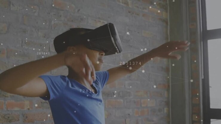 Ragazzo che indossa un visore per la realtà virtuale e agita le braccia