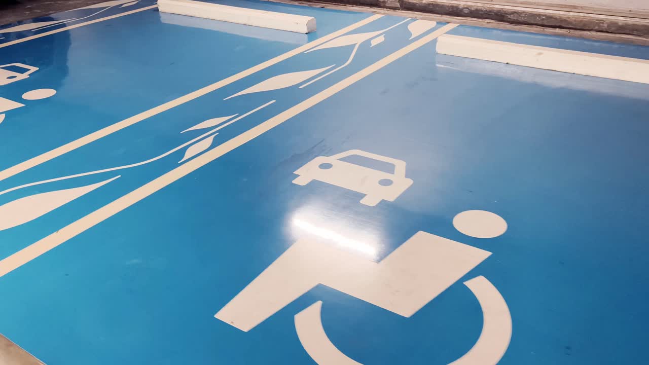 Posti auto per disabili e auto in un garage