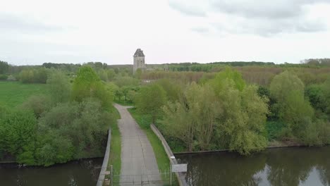 Drone-Aéreo-Volando-Hacia-Las-Ruinas-Modernas-Del-Castillo-Almere,-Flevoland-Los-Países-Bajos