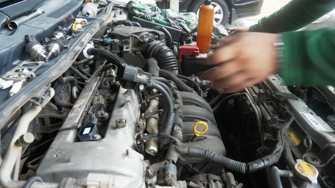 engrasando las partes de un vehículo mientras el mecánico está trabajando en cada parte en un taller de reparación en bangkok, tailandia