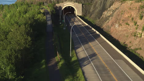 aéreo, supercoche de lujo saliendo del túnel en una carretera pavimentada en los estados unidos