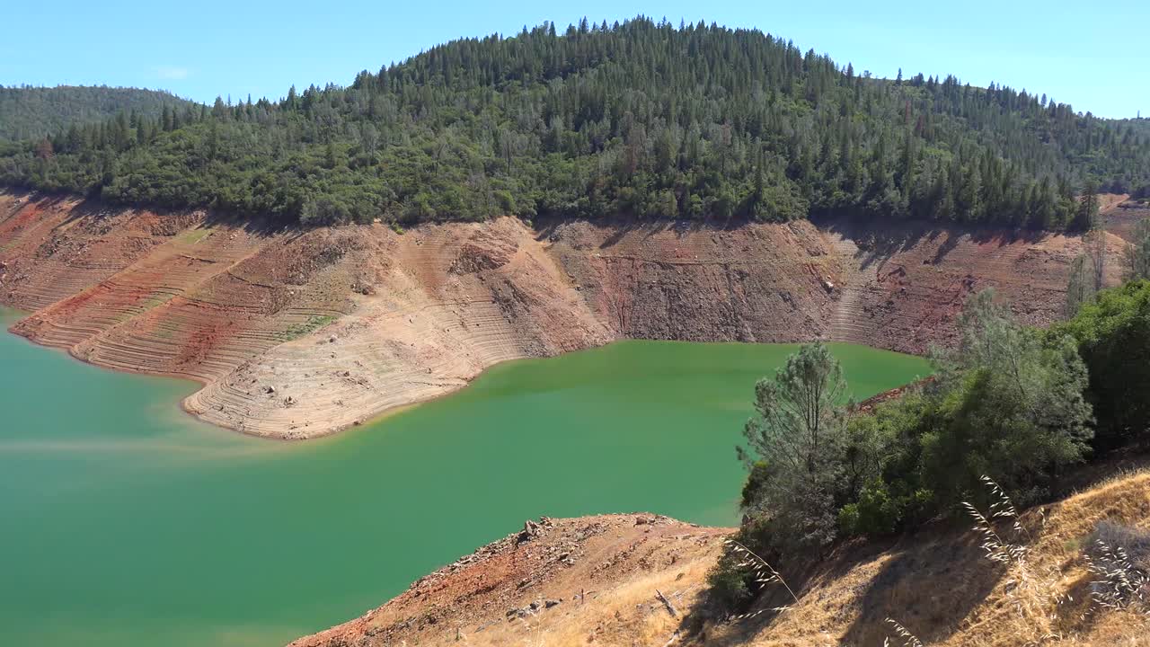 극심한 가뭄 동안 캘리포니아의 오로빌 호수를 가로질러 팬