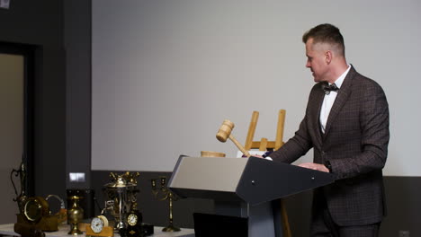 hombre en traje elegante con martillo