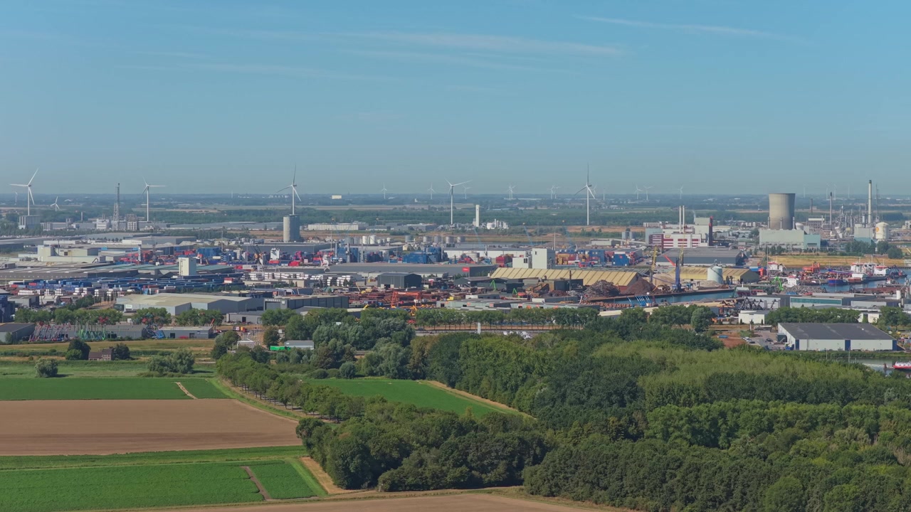 Flyfoto av industrihavn og vindturbiner
