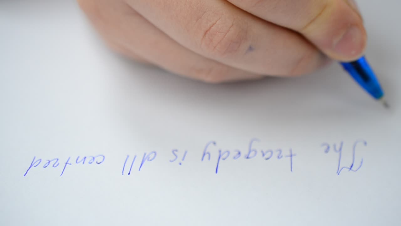 Teksti paperilla. Kirjoitamme kynällä.