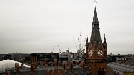 Vista-Del-Reloj-Del-Hotel-Renacentista-Pancras-St-Desde-La-Azotea-Del-Hotel-Estándar,-Londres,-Reino-Unido