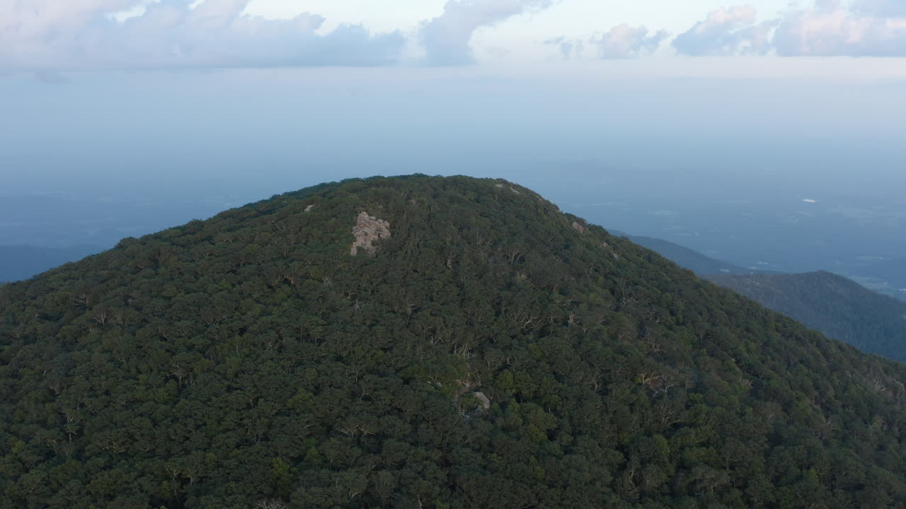 аэрофотосъемка горы приятной летним днем