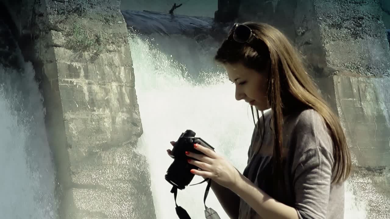 젊은 소녀가 사진을 보는 배경 hpp