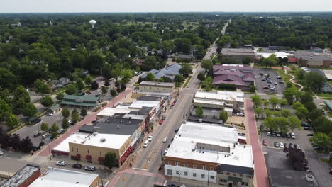 Fremont,-Michigan,-Drohnen-Luftaufnahmen-Der-Innenstadt-Von-Gebäuden,-Stadtbild