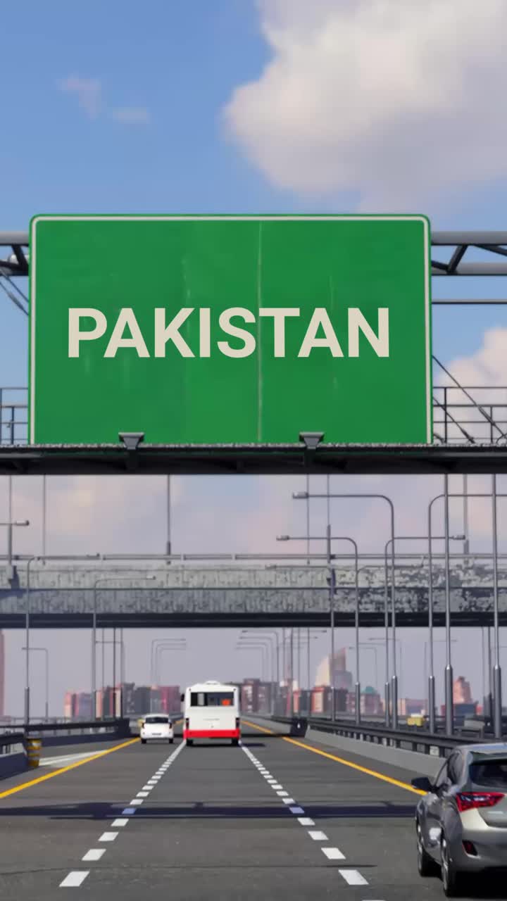 escena de la autopista con avión y señal de pakistán