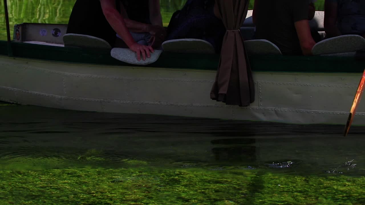 맑은 자연 호수 표면에 떠 있는 작은 배