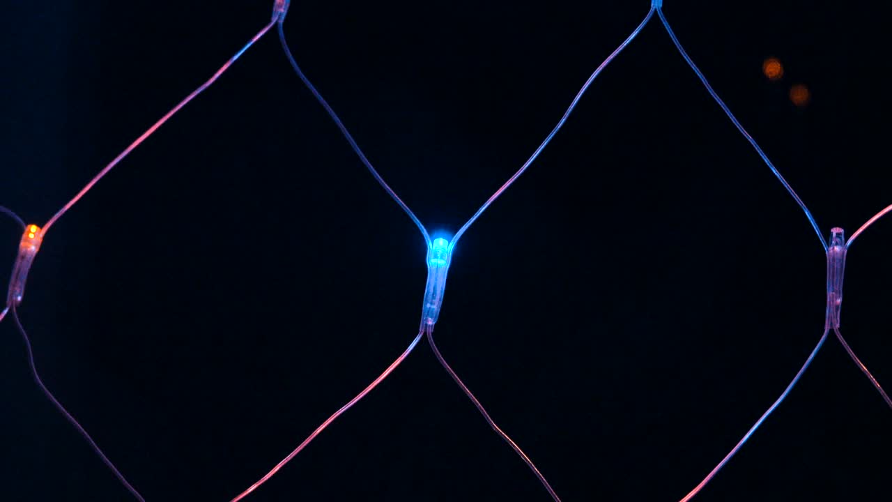 도시와 자동차의 움직임을 배경으로 창문 의 다채로운 불빛으로 크리스마스 장식, 클로즈업.