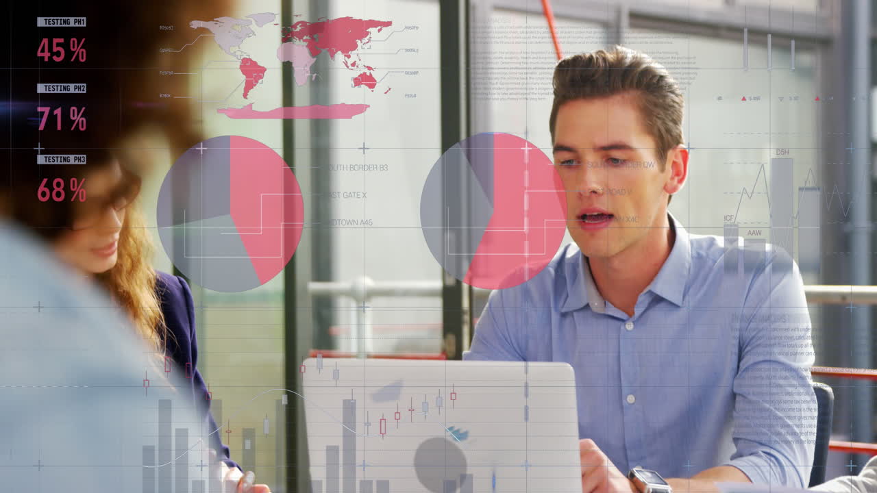 animación de procesamiento de datos estadísticos sobre hombre caucásico discutiendo con colegas en la oficina