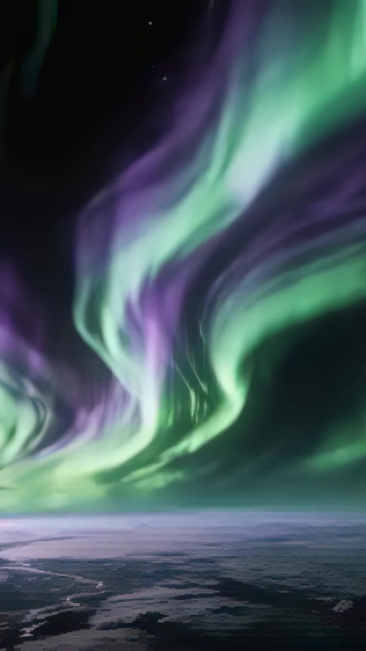 Video verticale: Vento solare che si agita, cortine aurorali che si estendono su una terra polare ghiacciata con stelle.