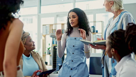 mujeres empresarias diversas en la reunión
