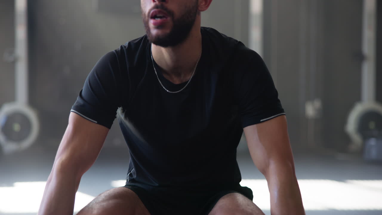 체육관 에서 운동 하는 남자