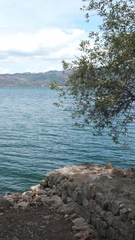 el agua que fluye en el lago fuxian en yunnan, china.