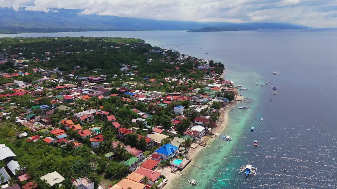 Pemandangan garis pantai dari Drone Udara di Kota Pesisir Moalboal dan Desa Pantai Tropis, Cebu Filipina